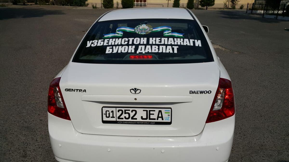 Foto: Mustaqillik bayrami kunida Toshkentda davlat bayroqlari o‘rnatilgan avtomobillar "marshi"