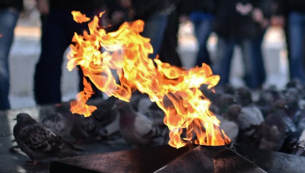 Peterburgda xotira maydonidagi mangu olovda shashlik pishirishdi