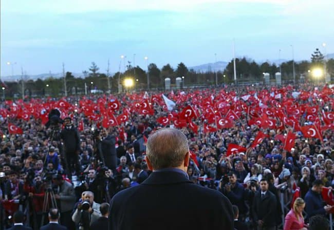 Fotojamlanma: Turkiyada referendumdan so‘ng namoyishlar o‘tkazilmoqda