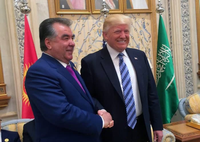 Video: Imomali Rahmon Donald Trampni uning ko‘rishish uslubida «mag‘lub etdi»