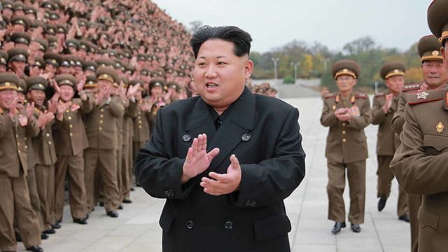 Kim Chen In ballistik raketa ishlab chiqaruvchilar bilan suratga tushdi