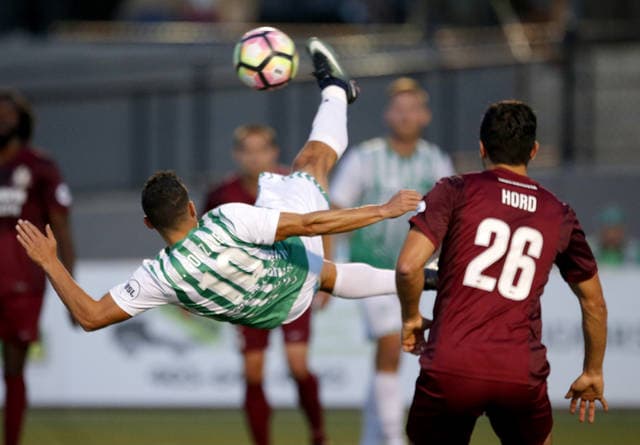 Video: Futbolchilarning akrobatik harakatlari ajoyib gol bilan yakunlandi 