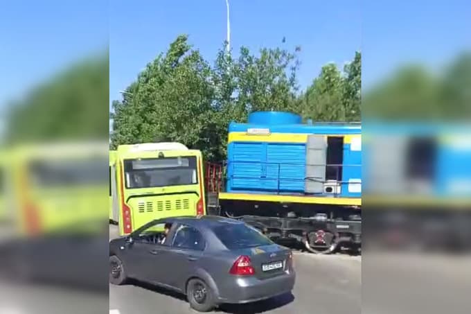 Diesel locomotive collides with an accordion bus in Tashkent