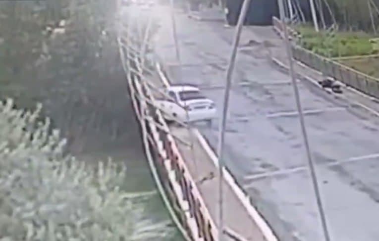 В автомобиле, упавшем в канал в Сырдарье, утонули члены одной семьи