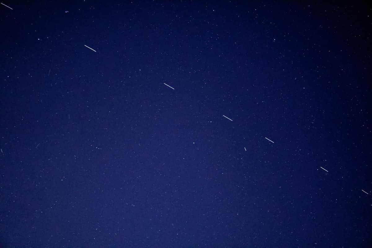 Олимлар минглаб Starlink сунъий йўлдошларининг коинотга учирилишига қарши чиқди