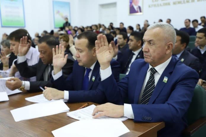 Xalq deputatlari kengashlariga deputatlar orasidan saylanadigan rais boshchilik qiladi