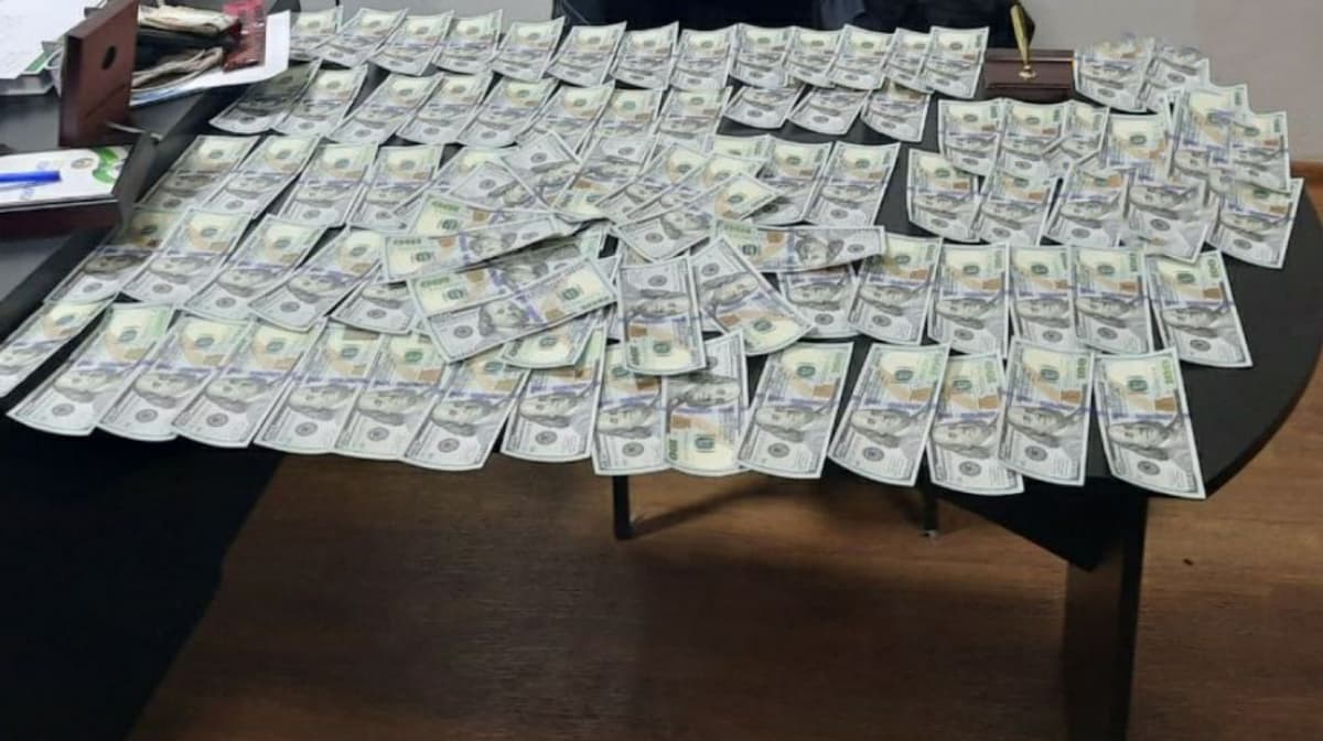 Law enforcement officers detain man who tried to sell fake $8.9 thousand