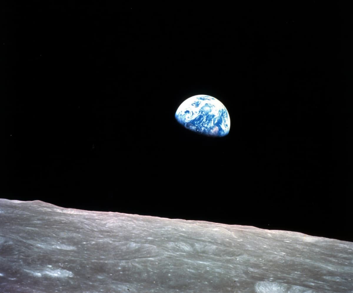 Коинотдан Ернинг энг машҳур фотосуратларидан бирини олган астронавт ҳалок бўлди