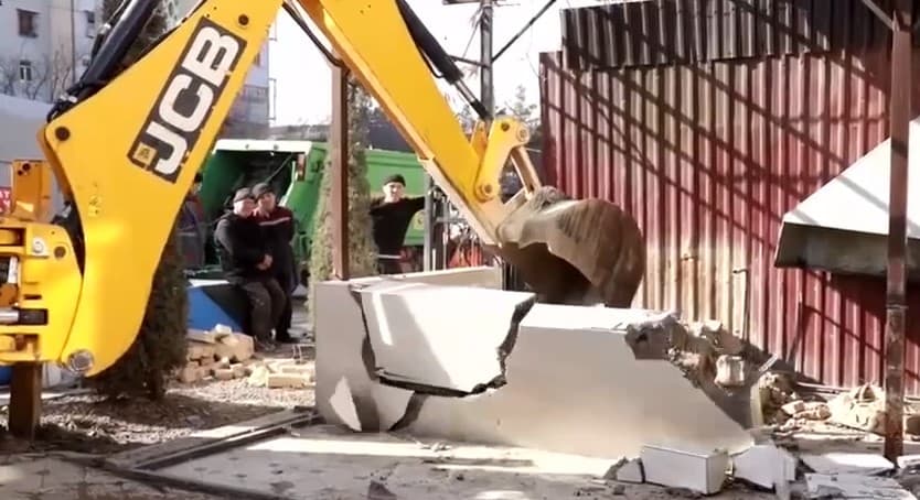 Mass dismantling of unauthorized structures begins in Tashkent