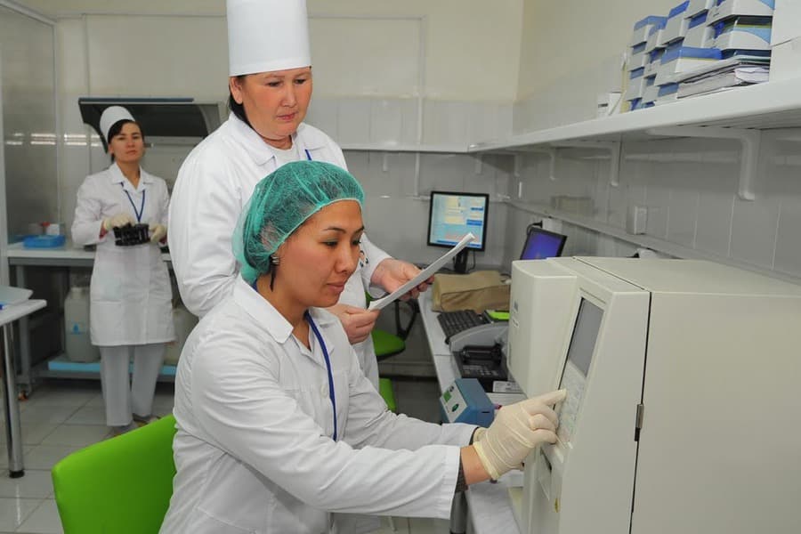 Повышение зарплат женщин выведет из бедности более 700 тыс. человек