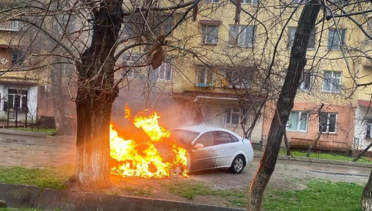 Тошкентда Lacetti ёниб кетди