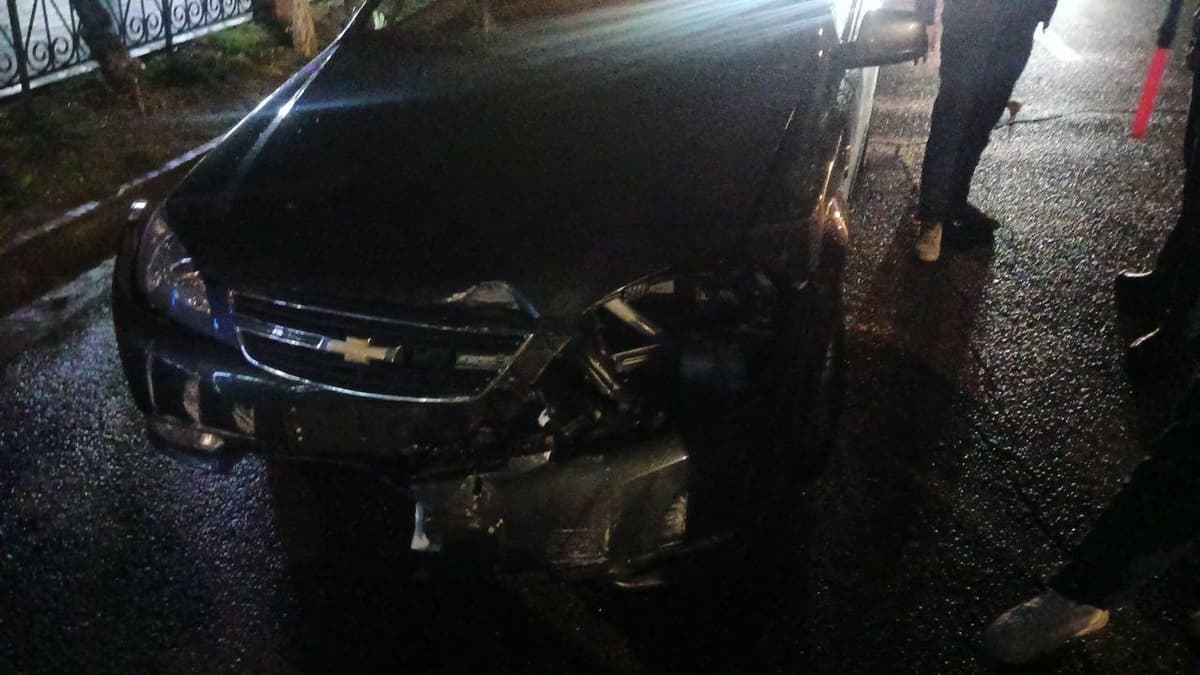 Muqimiy ko‘chasida Lacetti yo‘lni ajratib turuvchi temir panjaraga kelib urildi