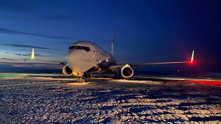 В России самолет Airbus при посадке выкатился за пределы полосы