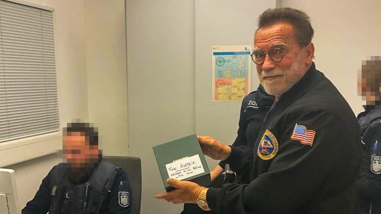 Shvarsenegger bojxona qoidasini buzgani uchun Myunxen aeroportida ushlandi 