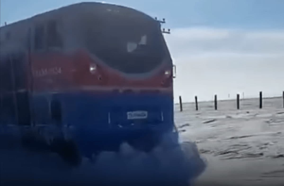 Qozog‘istonda poyezd qorga botib qoldi