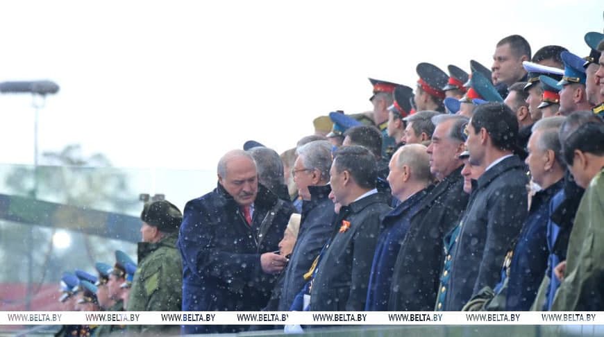 Лукашенко на параде отдал ветерану куртку, привезенную Мирзиёевым