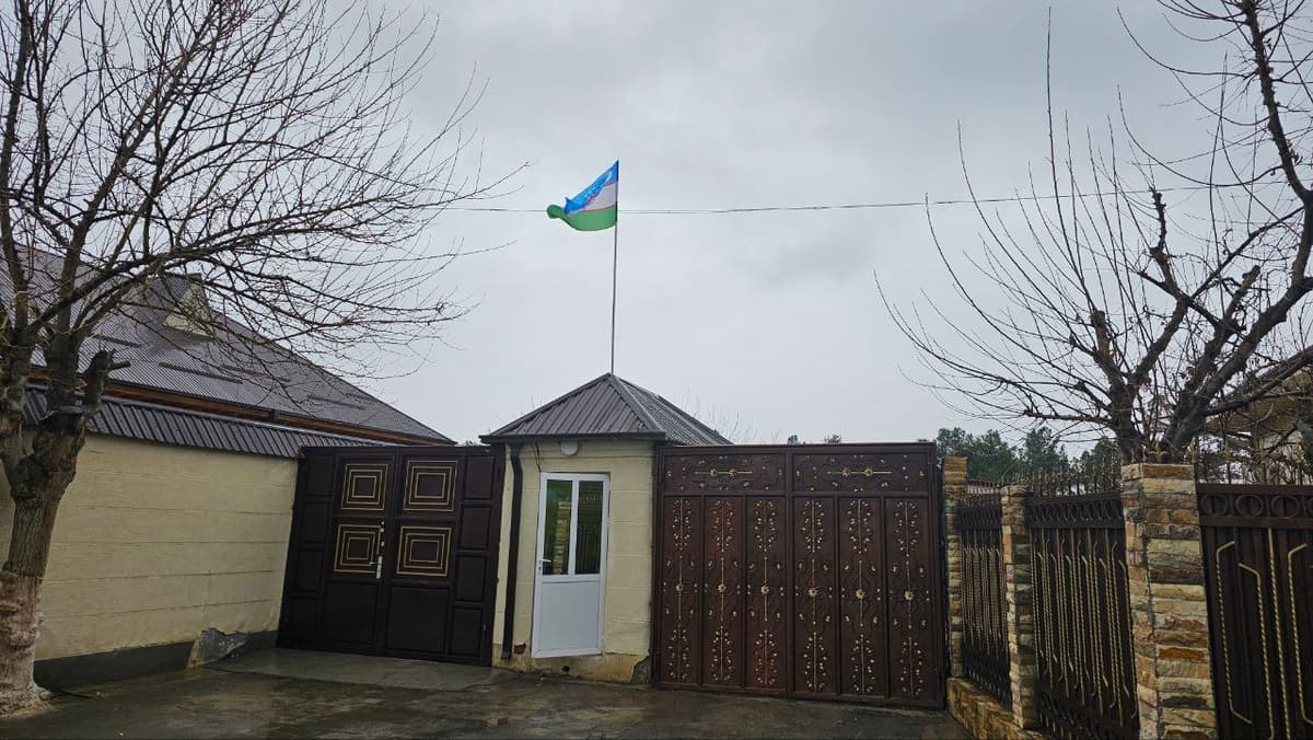 Navoiyda xonadonlarga davlat bayrog‘i o‘rnatilmoqda