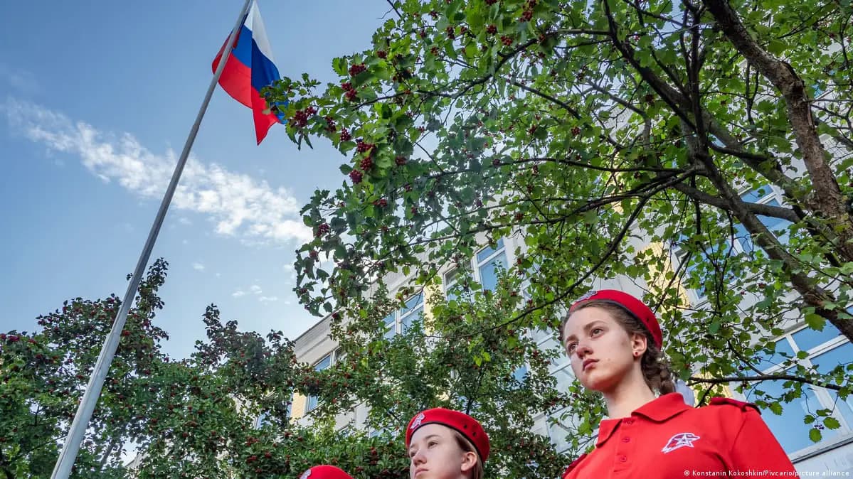 Россияда барча таълим муассасаларига мамлакат байроғини осиб қўйиш мажбурияти юкланди