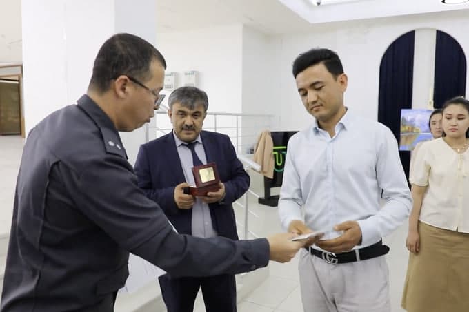 UzSUWL student who helped detain accused murderer awarded in Tashkent