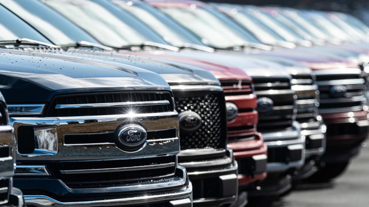 Ford хавфсизлик камарларидаги муаммо сабаб 112 мингдан зиёд автомобилини чақириб олади