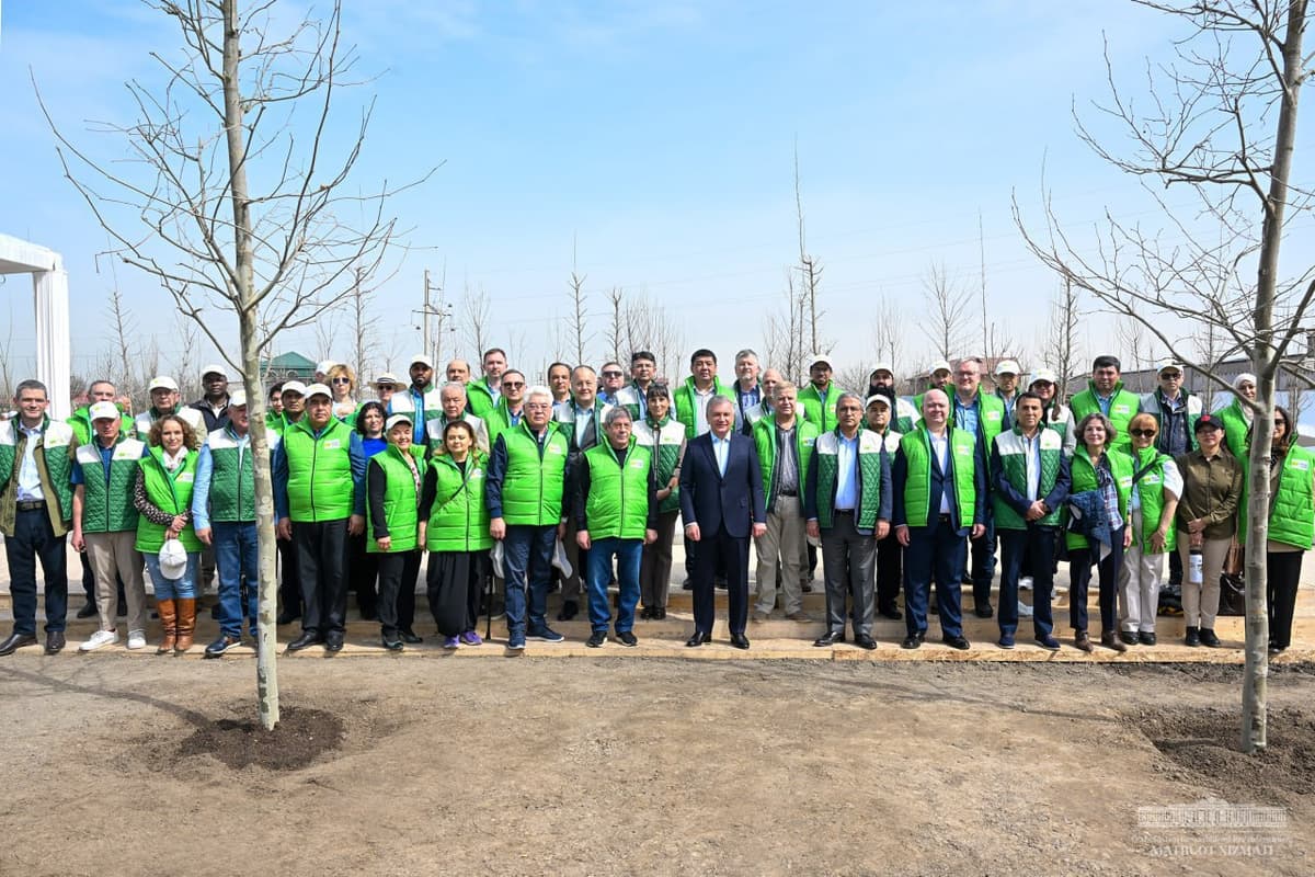 Foto: Yoshlar bog‘iga prezident ishtirokida ilk ko‘chatlar ekildi