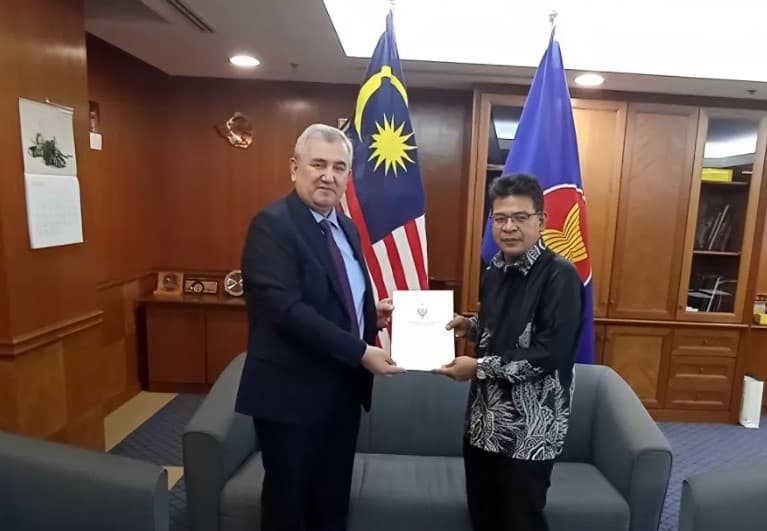 Uzbekistan’s new ambassador to Malaysia presents copies of his credentials to Malaysian MFA official