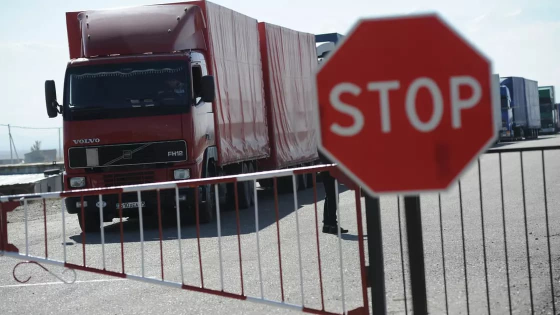 Hundreds of trucks stuck on Turkmenistan-Uzbekistan border   