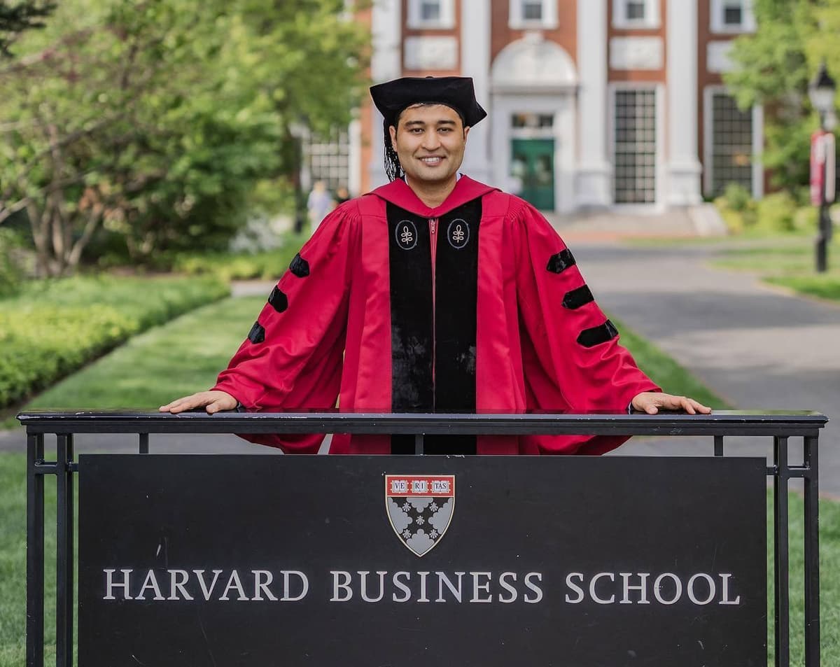 Botir Qobilov Harvard biznes maktabida doktorlik dissertatsiyasi yoqlagan ilk o‘zbekistonlik bo‘ldi