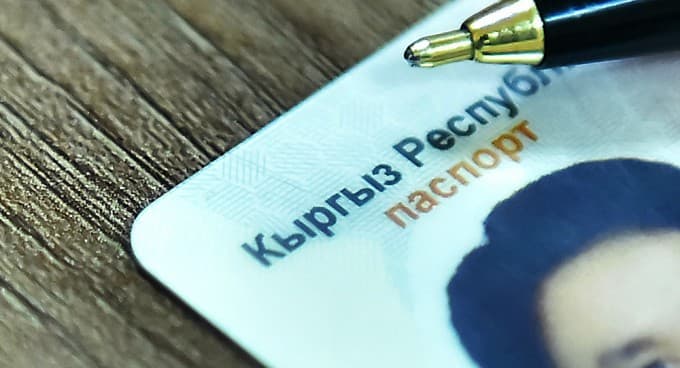 Qirg‘izistonda pasportga ona ismini yozish uchun berilgan ruxsat bekor qilindi 