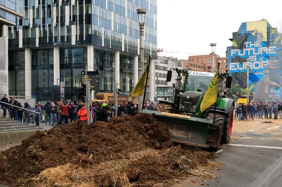 Fermerlar Yevrokomissiya binosiga go‘ng sepishdi