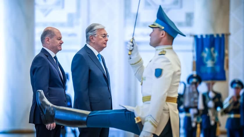 СМИ: Казахстан отменил пресс-конференцию Токаева и Шольца