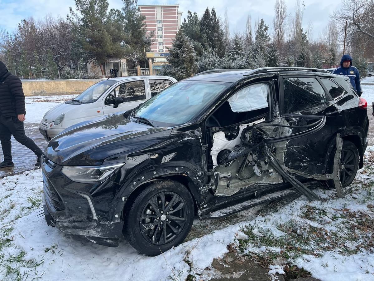 В Ташкенте произошла авария с участием электробуса и двух легковых автомобилей