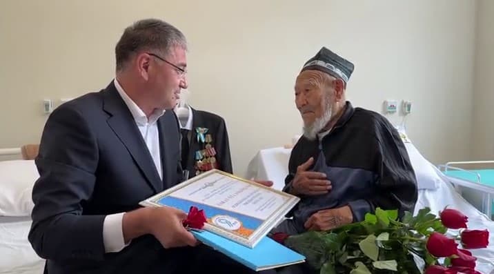 Syrdarya regional governor presents an apartment to war veteran on behalf of president 