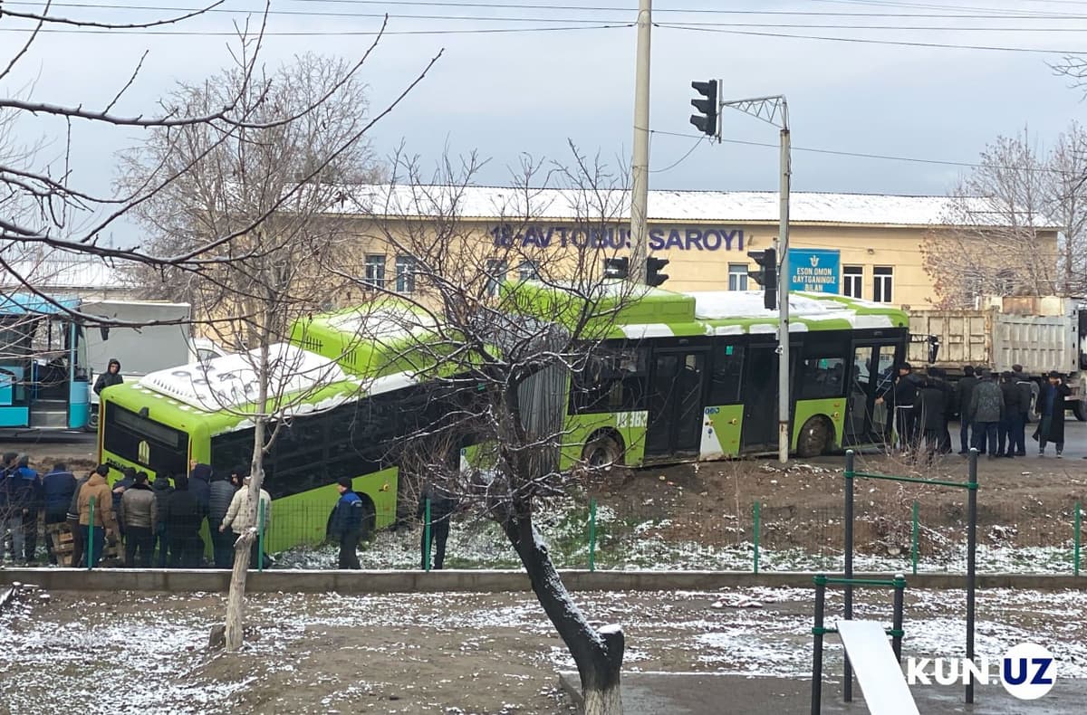 Toshkentda «garmoshka»-avtobusning orqa qismi yo‘l chetiga chiqib ketdi