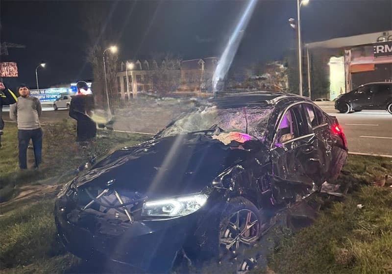 Тошкентда BMW йўлни ажратиб турувчи бетон тўсиққа урилиб, ағдарилиб кетди