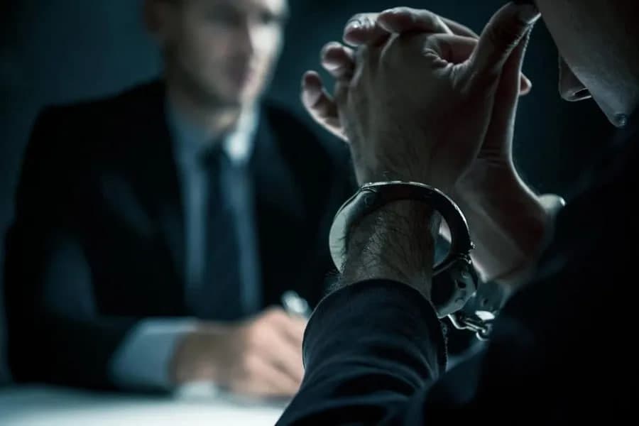 СГБ задержала двух адвокатов, пытавшихся повлиять на решения суда 