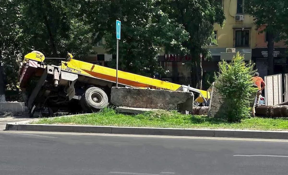Toshkentda avtokran ta’mirlash ishlari olib borilayotgan chuqurga tushib ketdi