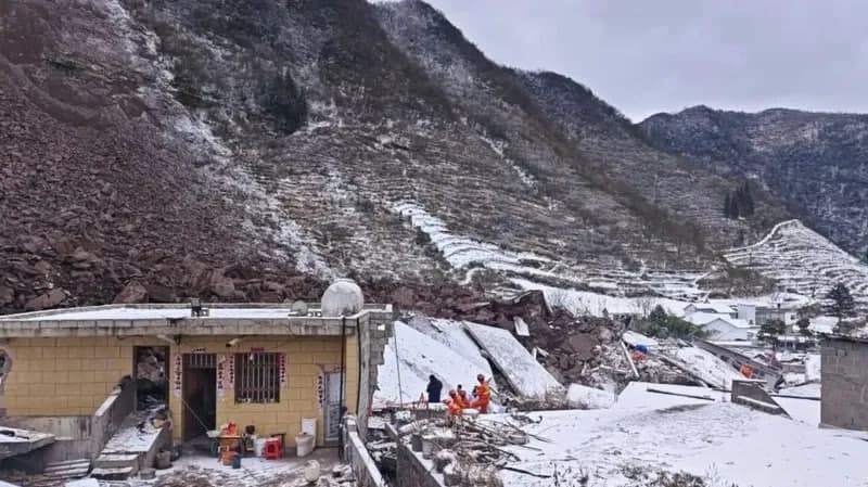 Хитойда кўчки: саккиз киши ҳалок бўлиб, ўнлаб кишилар вайроналар остида қолган