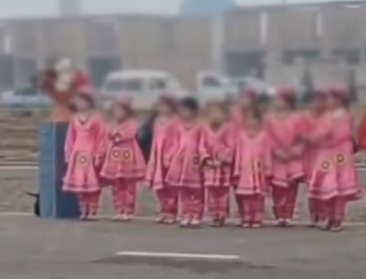 В Сурхандарье детей в легкой одежде позвали на открытие моста