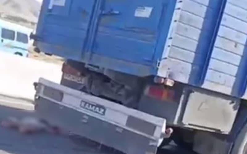 Самарқандда «КамАЗ» пиёдалар йўлакчасидан ўтаётган аёл ва унинг икки фарзандини уриб юборди 