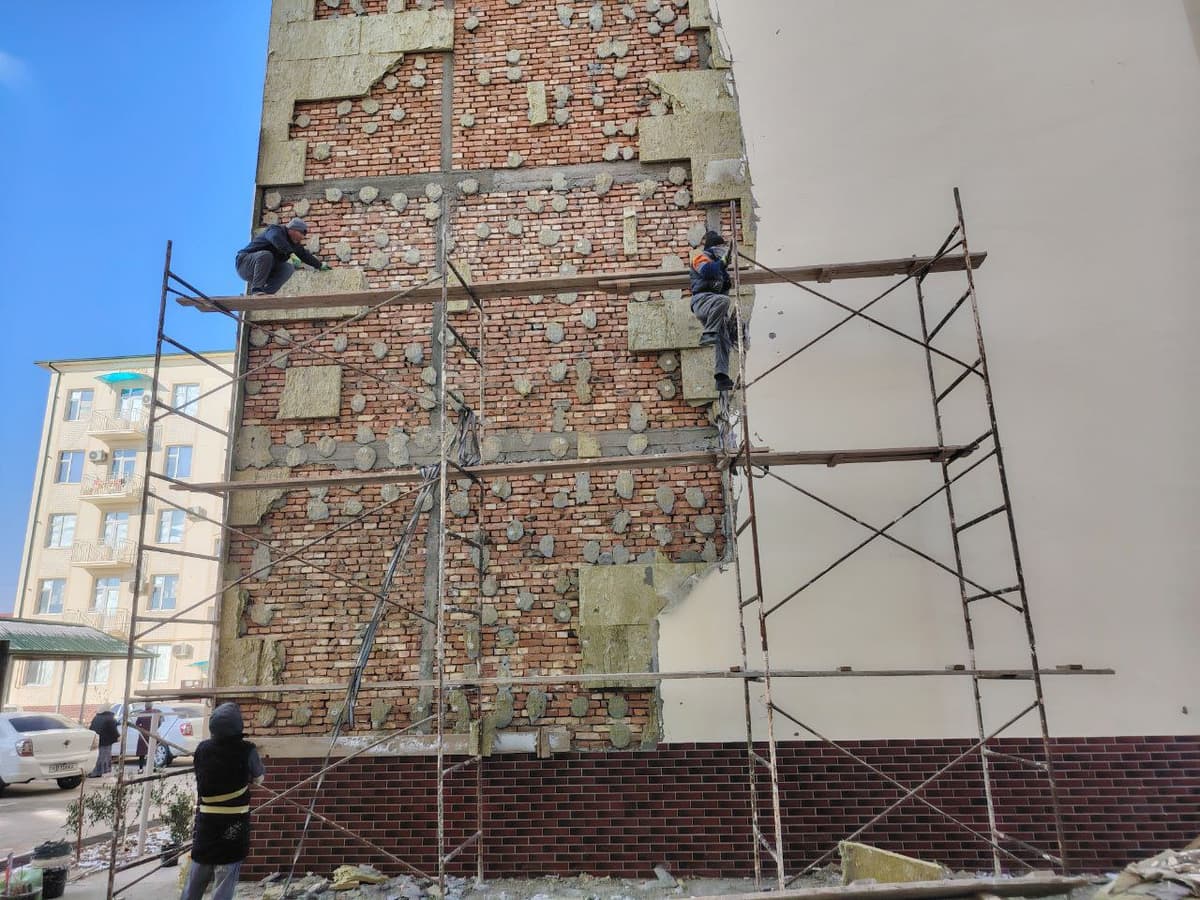 В Термезе часть наружной конструкции жилого дома обрушилась из-за ветра