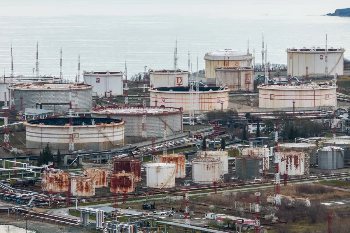 «КазМунайГаз» хочет купить НПЗ компании «Лукойл» в Болгарии
