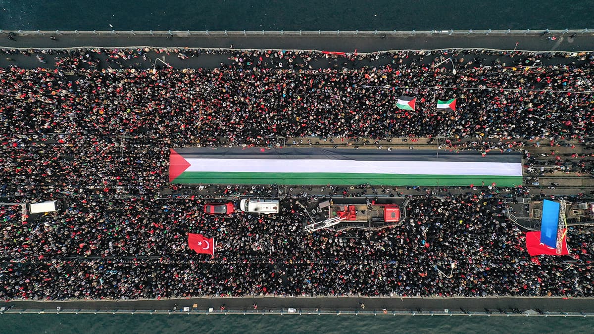 Foto: Istanbulda o‘n minglab kishilar Falastinni qo‘llab marshga chiqdi