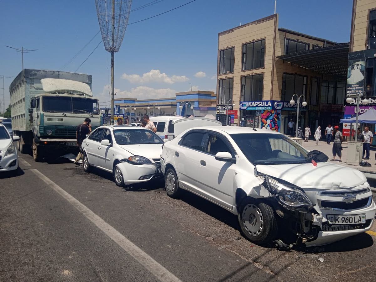 Truck rams into 4 cars in Parkent district