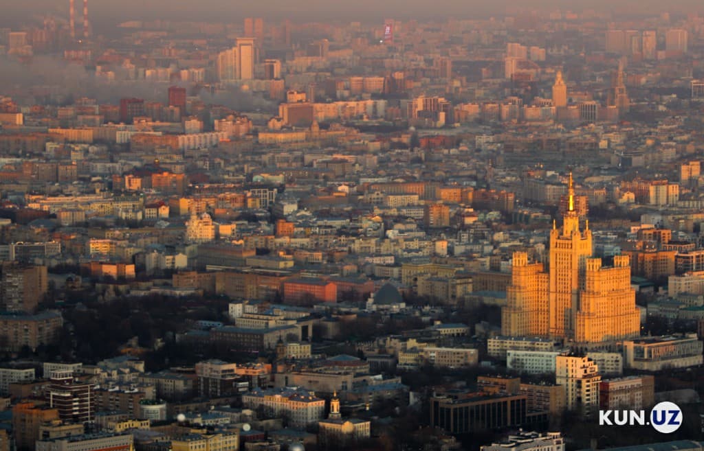 Москвада Украина герби тасвирланган футболка кийиб юрган эркак жаримага тортилди