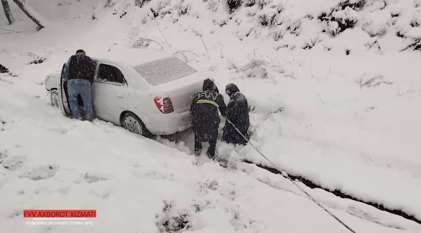 Qamchiq dovonidagi yo‘lda qolib ketgan haydovchilarga yordam ko‘rsatilmoqda