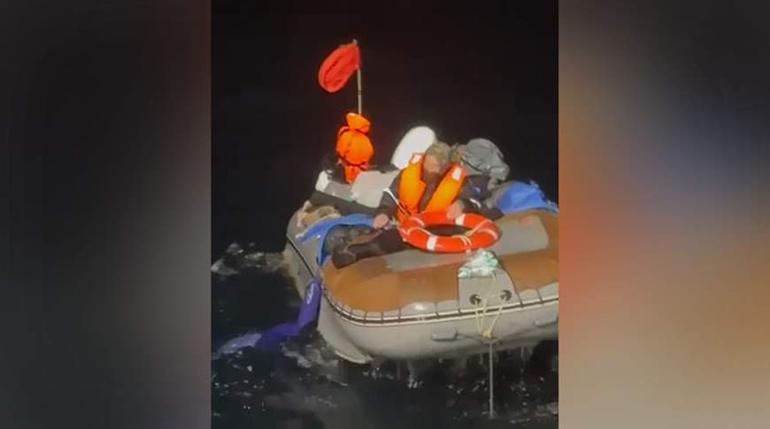 Ikki oydan beri dengizda suzib yurgan erkak Kamchatka qirg‘oqlarida qutqarib olindi. Uning hamrohlari halok bo‘lgan