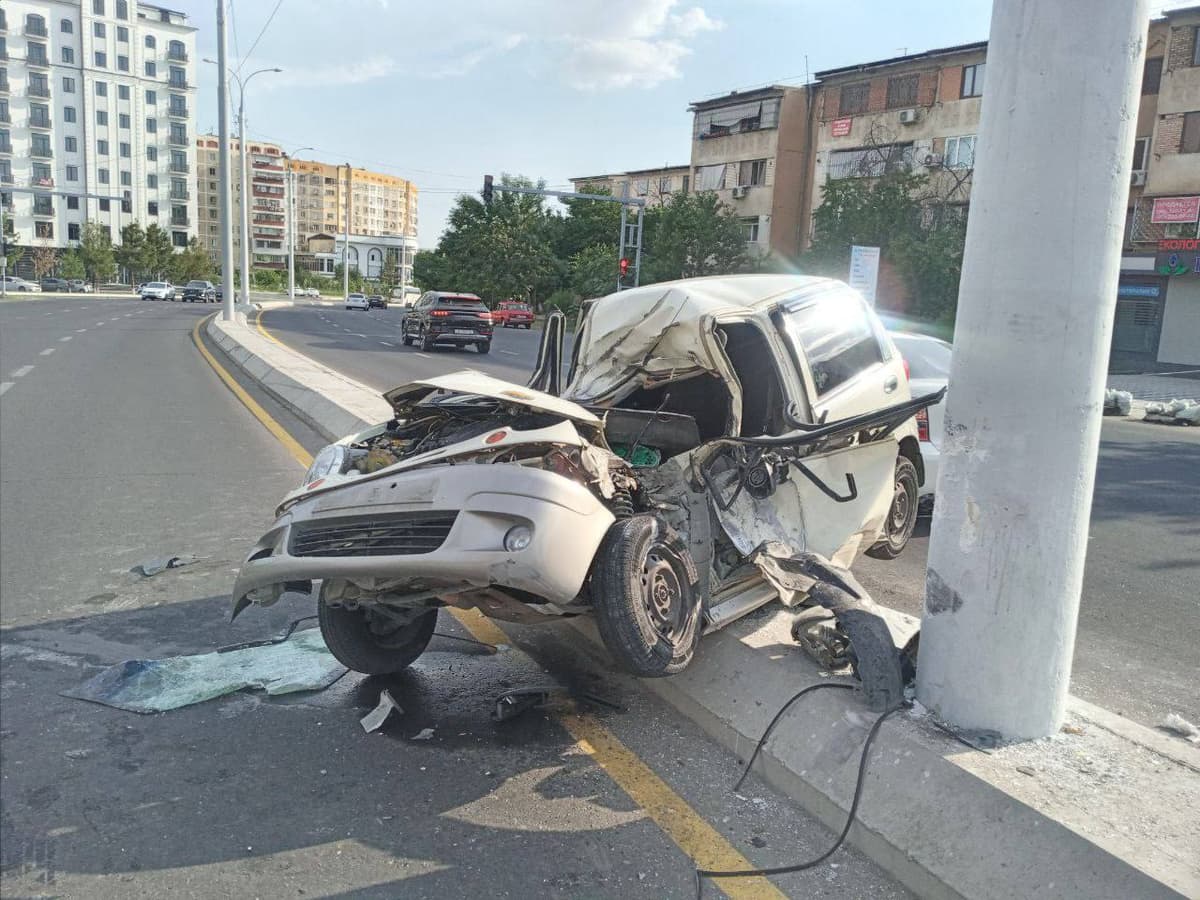 В Ташкенте водитель на автомобиле Matiz врезался в бетонный столб