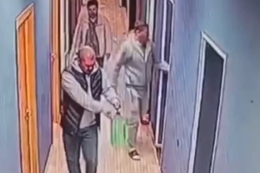 Rossiyada mahalliy fuqaro migrantlar joylashgan yotoqxonaga o‘t qo‘ydi