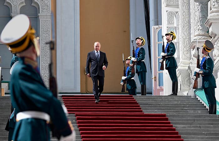 YeI Putinning inauguratsiyasida ishtirok etish borasida bir qarorga kelolmayapti